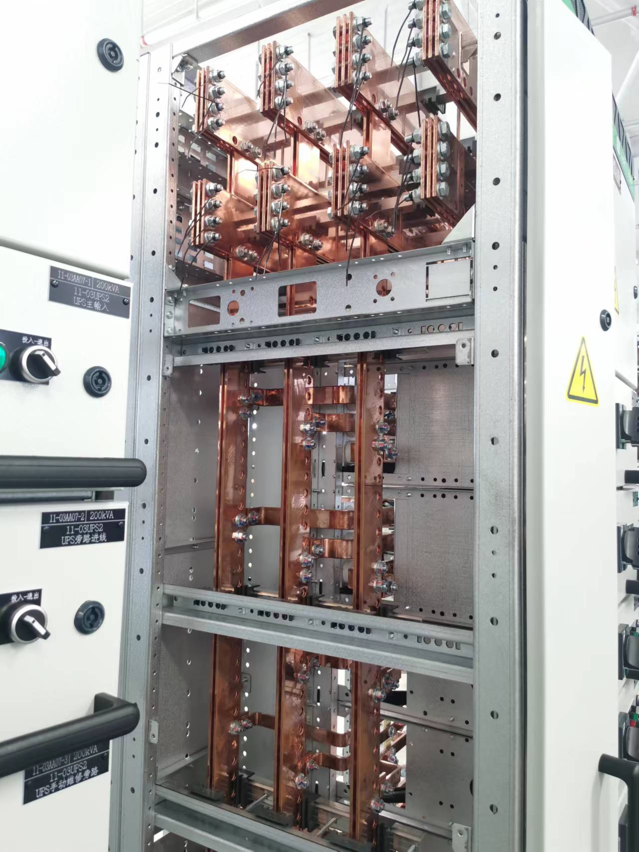 The Role of Advanced CNC قضبان التوصيل Processing Technology in Modern Power Distribution Systems